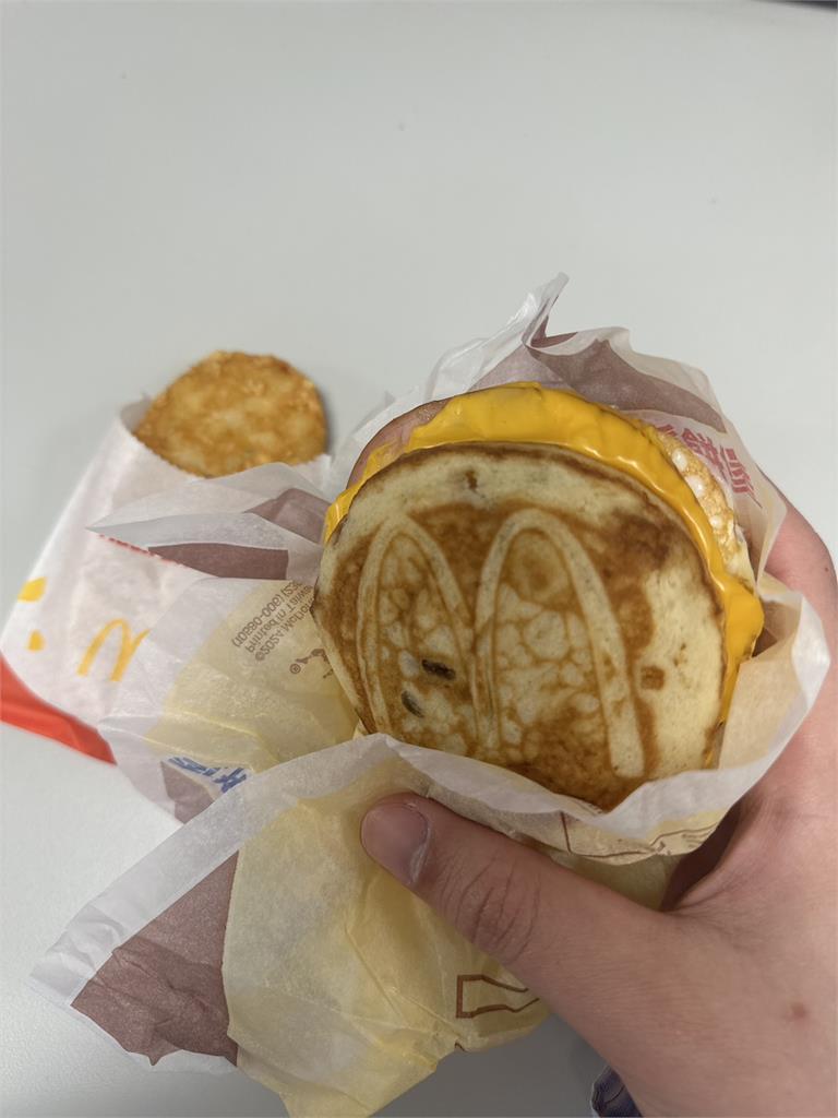 麥當勞厚鬆餅堡「重磅回歸」塞滿排隊人潮!超頂實品開箱「真實口感曝光」
