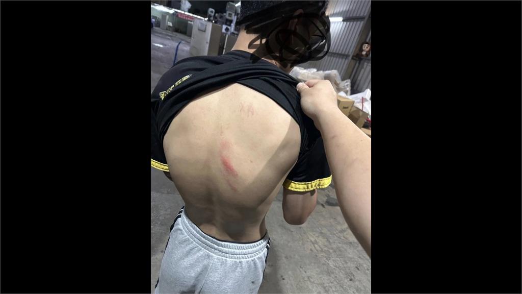 拖吊車硬關釀禍？貨車違停在先？　駕駛遭尾門重砸掀網熱議