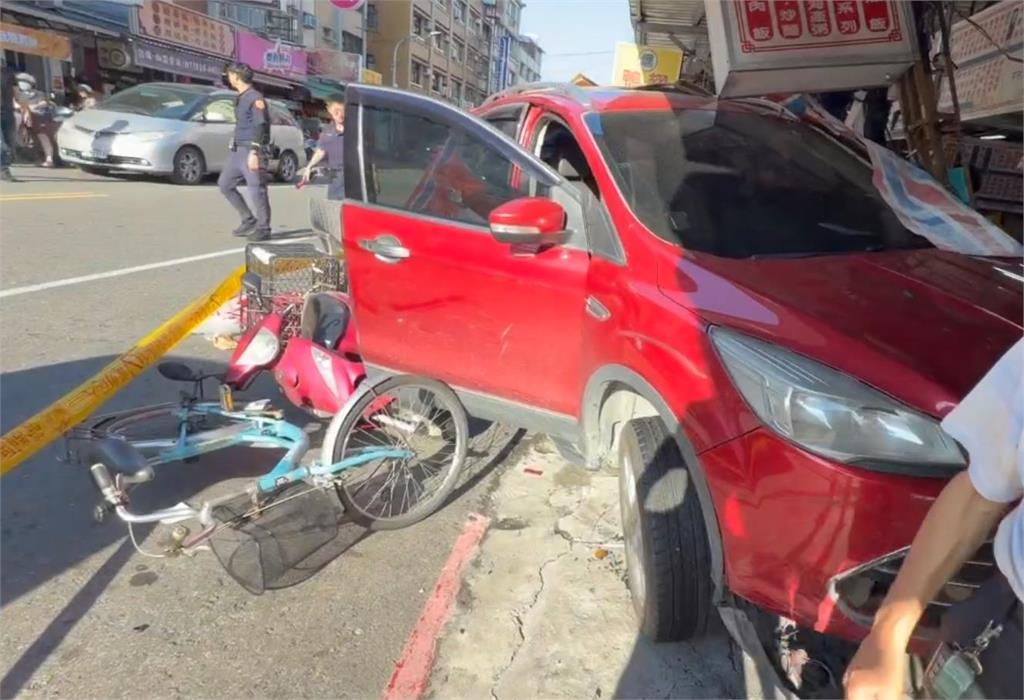 最新／高雄路邊攤車禍！紅色轎車猛撞「駕駛棄車逃逸」現場畫面曝