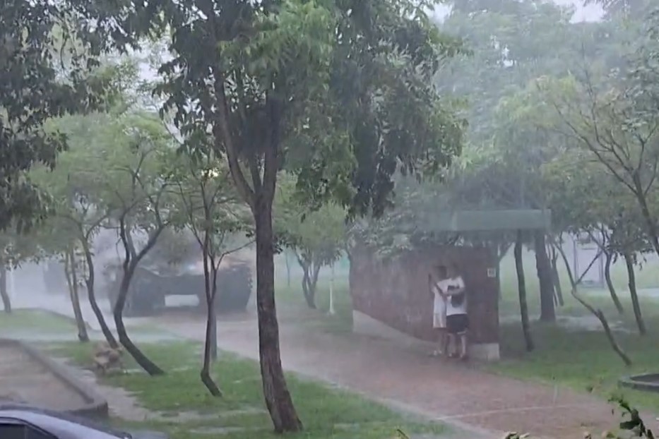 快新聞/午後暴雨來襲 南投市、草屯鎮瞬間降雨「這麼多」駭人