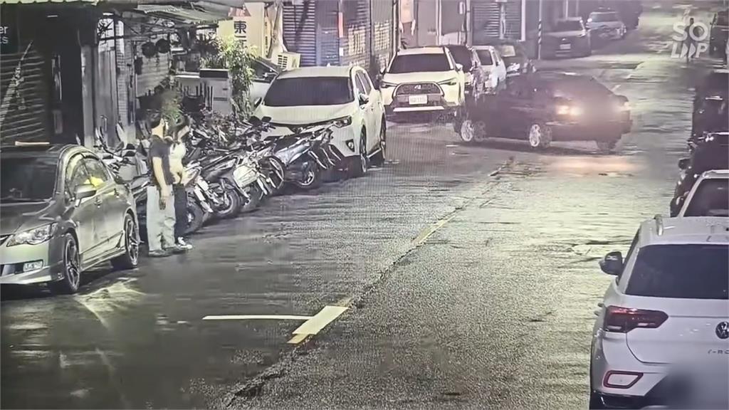 7旬老翁疑「倒車不慎」爆衝　掃過逾10輛汽機車、又撞進一旁店家