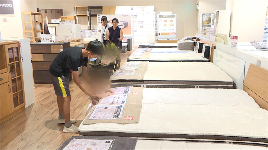 防家具展示品被占用! 賣場業者出招提供顧客休息區