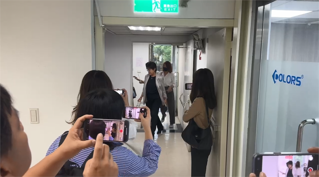 快新聞/檢調一早衝台玻大樓搜索柯辦 黃珊珊、許甫趕赴現場開門