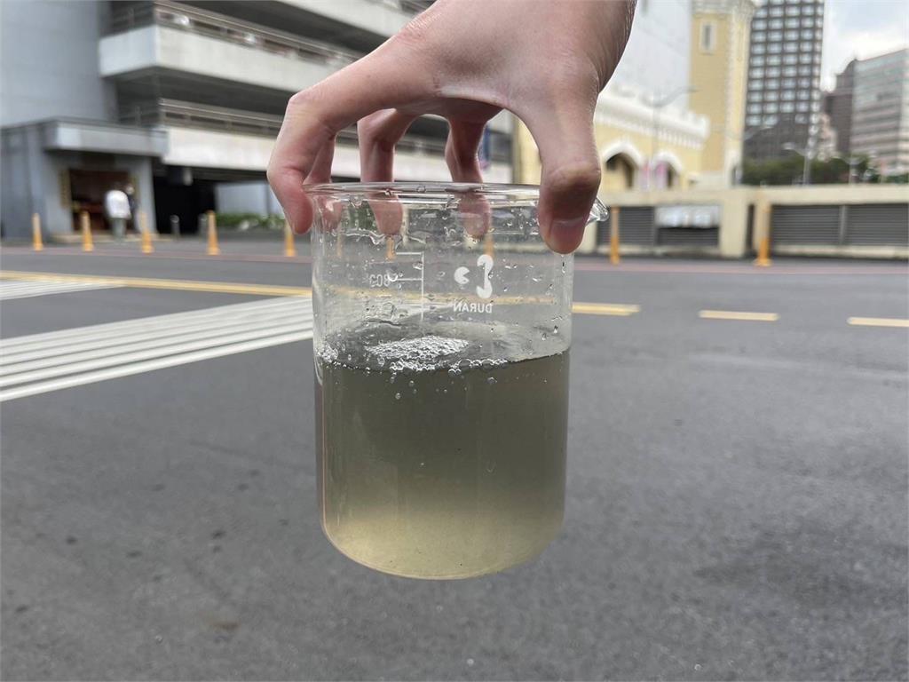桃園大坑溪遭白色泡沫污染 台茂購物中心嫌疑重大
