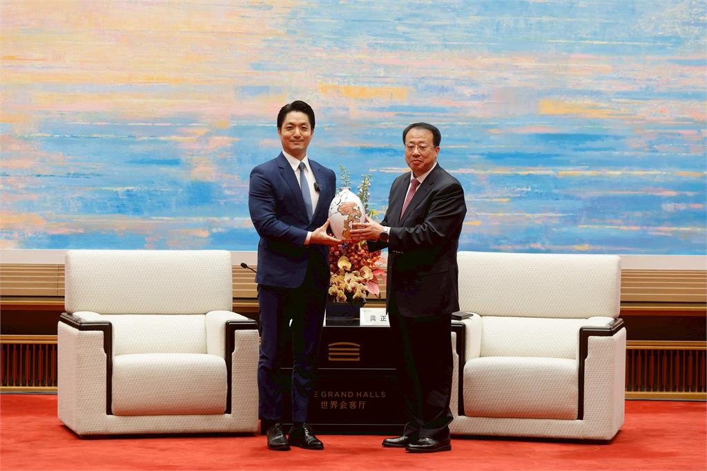 快新聞/上好美盤?蔣萬安雙城論壇送上「這個」 龔正回贈花瓶喊:血脈相連