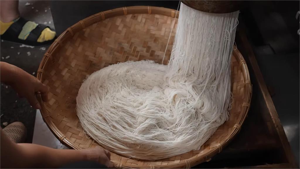 台灣美食米粉的一生！百年老店堅持古法製作　網驚嘆：原來這麼費工　