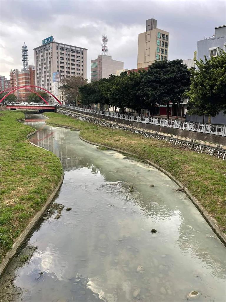 建商排放廢水污染　竹北豆子埔溪變牛奶河