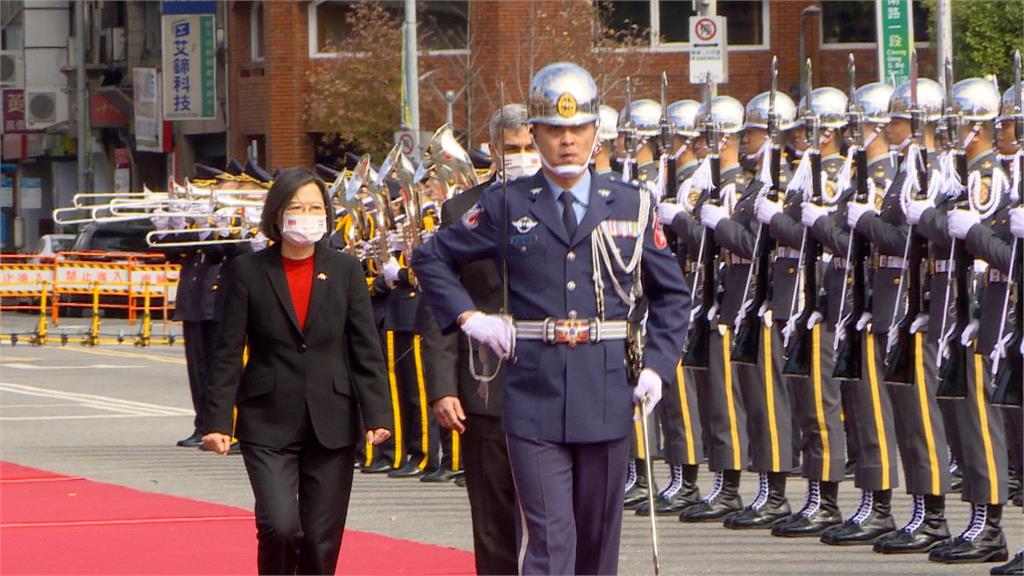 盛大軍禮歡迎插曲「蔡總統差點絆倒」 巴拉圭總統:有緣千里來相會
