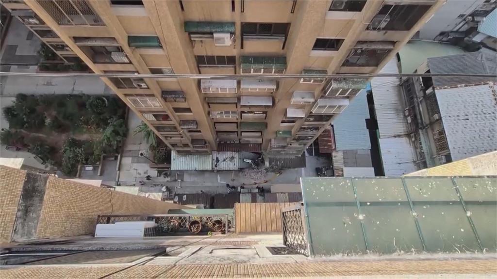 台中社區大樓13樓外牆崩落　砸毀民宅鐵皮毀損幸無傷亡