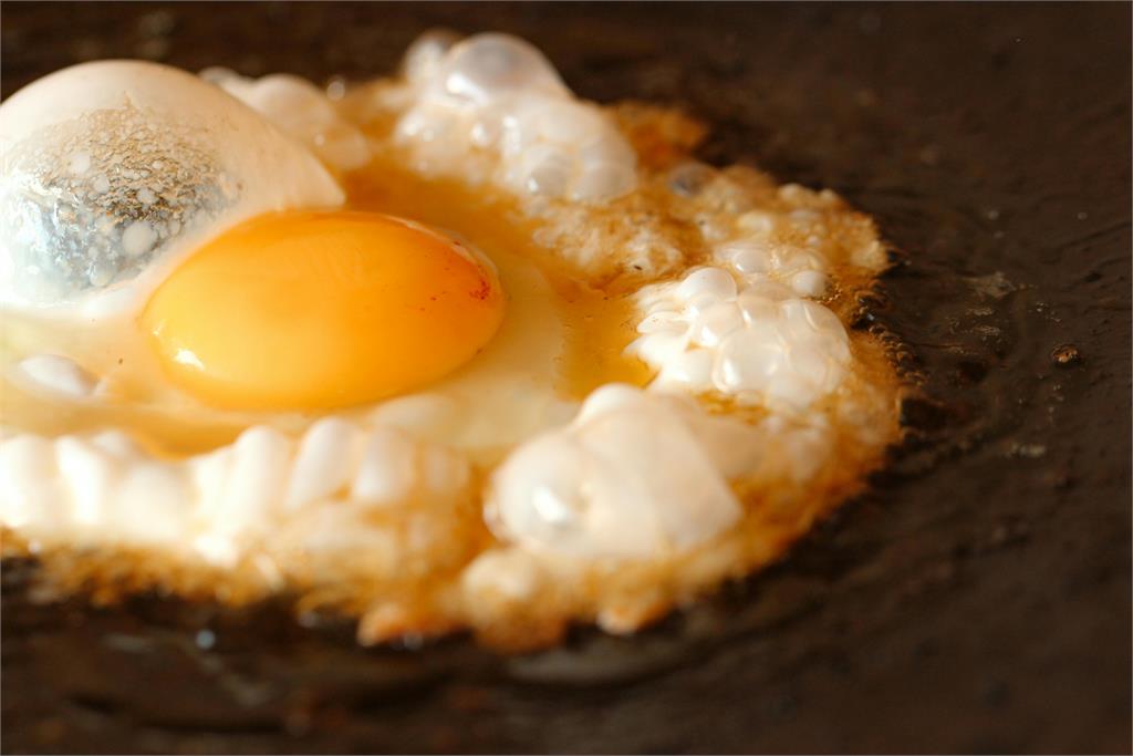 煎蛋老是黏鍋怎麼辦?神人教「1撇步」秒煎出超完美荷包蛋!