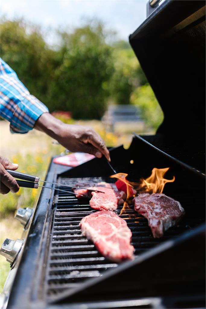 為何台灣人中秋烤肉「不用慢燻法」？他喊「這才是BBQ」讓內行解答了