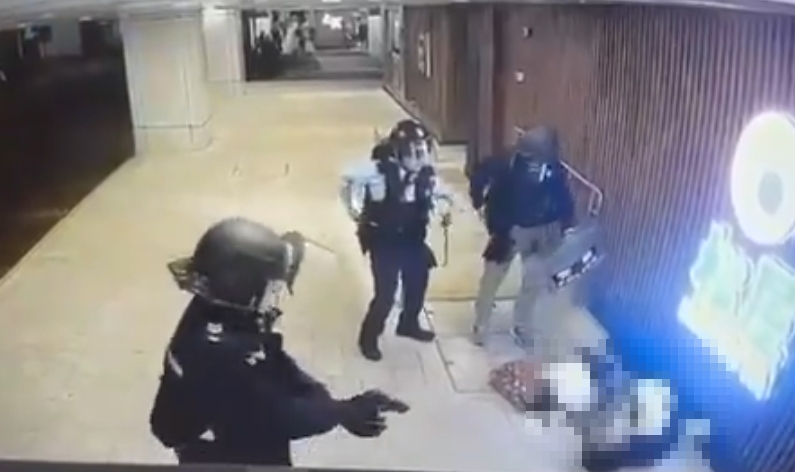 影／香港爆隨機砍人「如張文案翻版」！男子「挾持1女」遭3警當場擊斃畫面曝