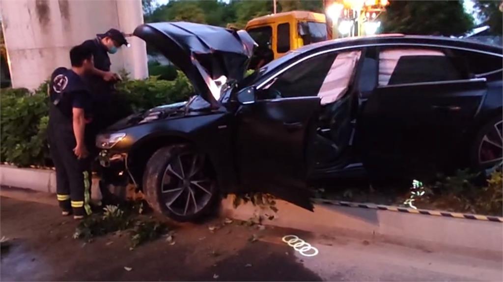 酒駕釀禍!連撞停車格三車 百萬轎車衝上分隔島起火燃燒