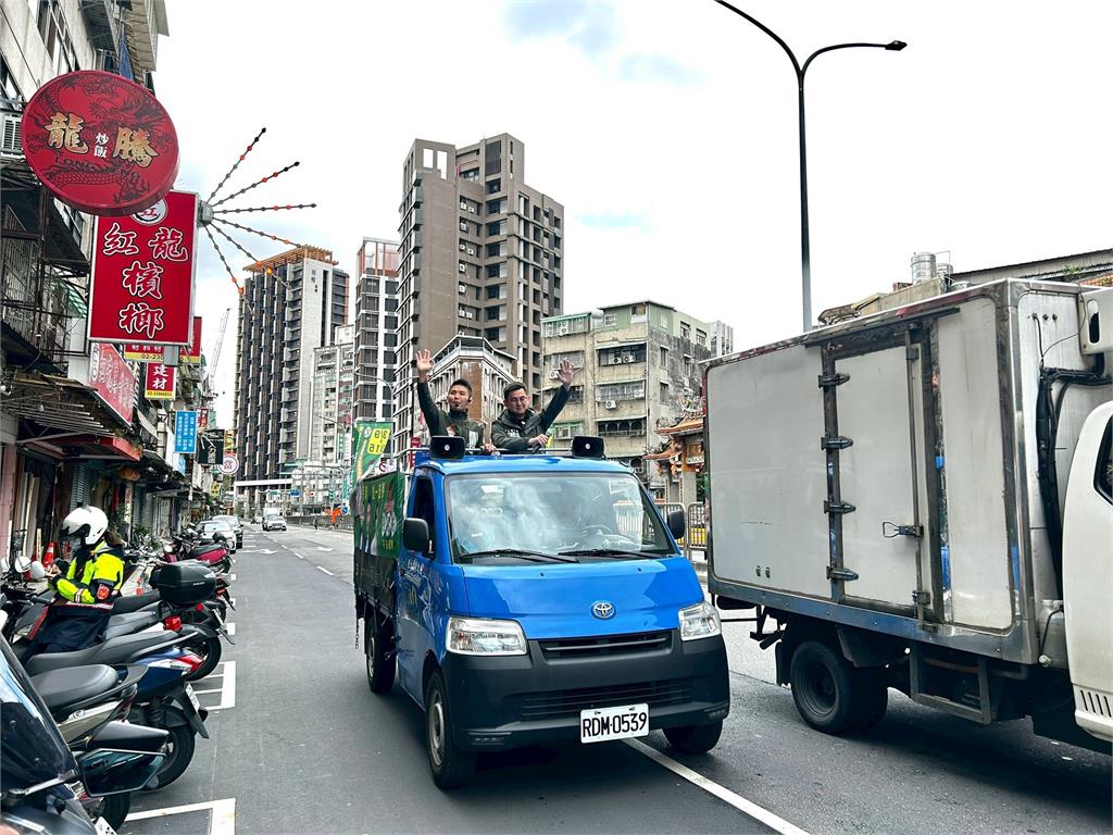 卓冠廷議員力挺台派戰鬥雞張銘祐　青山宮參拜後展開萬華車隊掃街