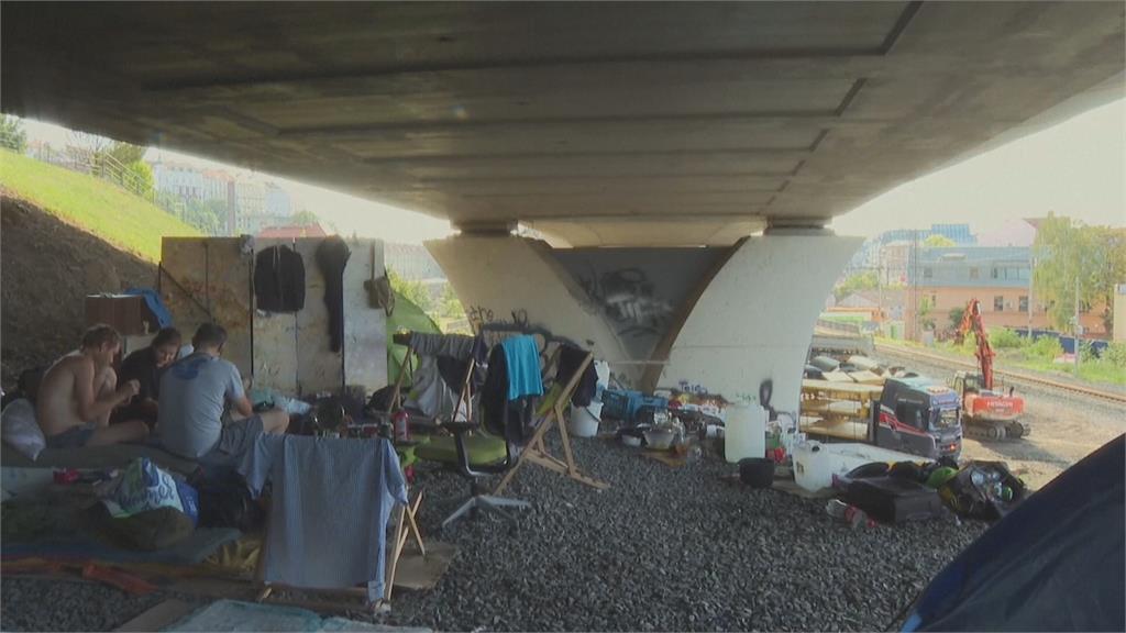捷克布拉格另類旅行團 街友當嚮導 了解流浪生活