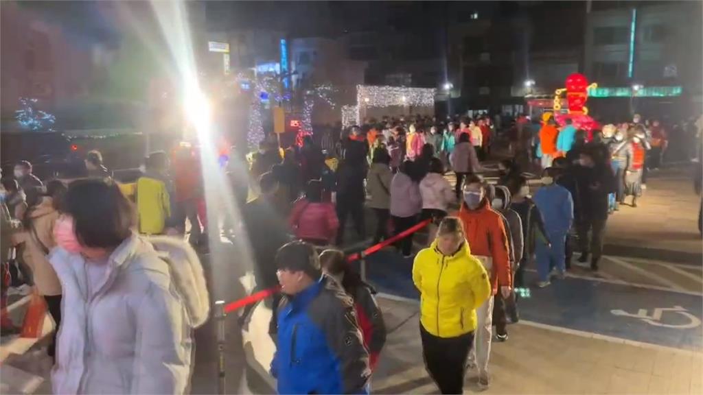 慶元宵!彰化鹿港「萌鹿提燈」變臉財神爺 民眾不畏寒風搶領