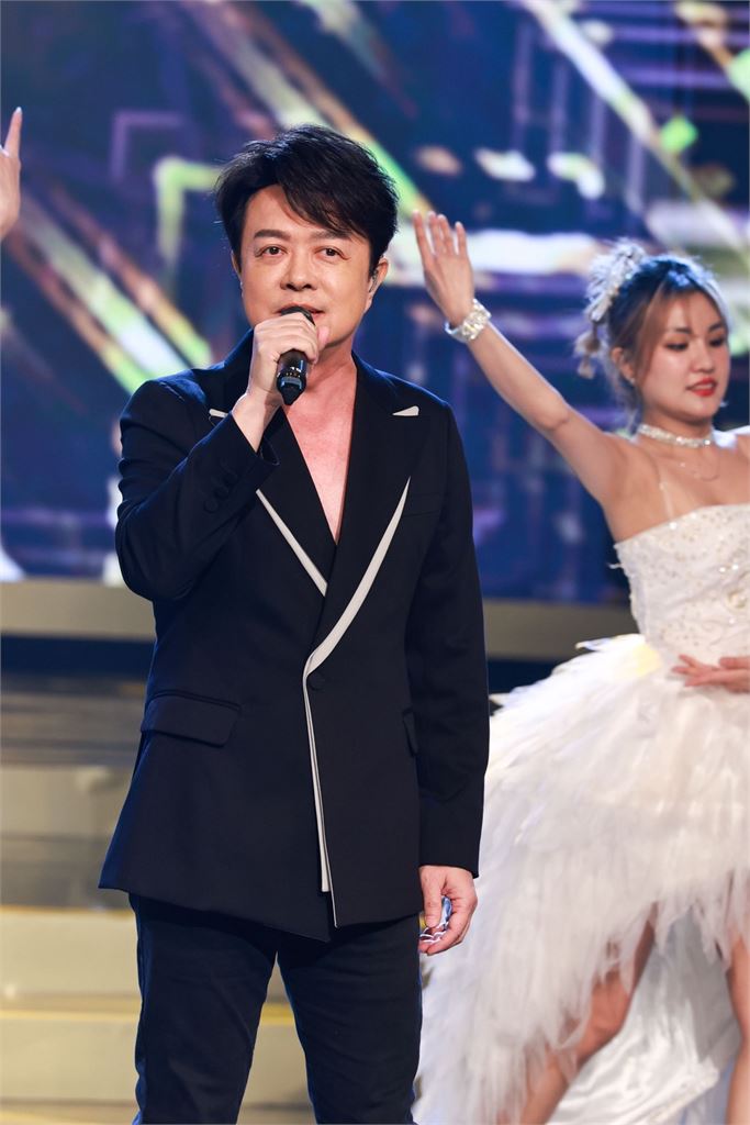 金曲歌王「犯大忌」！錄白冰冰節目唱一半走音　秒變臉「尷尬畫面」流出