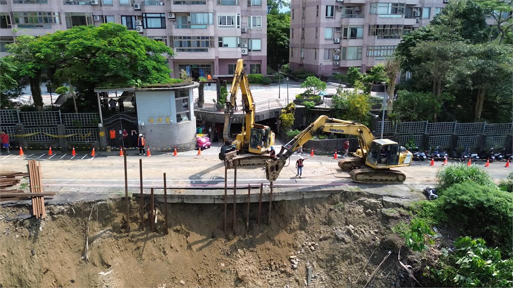 新店社區土石崩急搶修　預計封路五天住戶怨聲載道