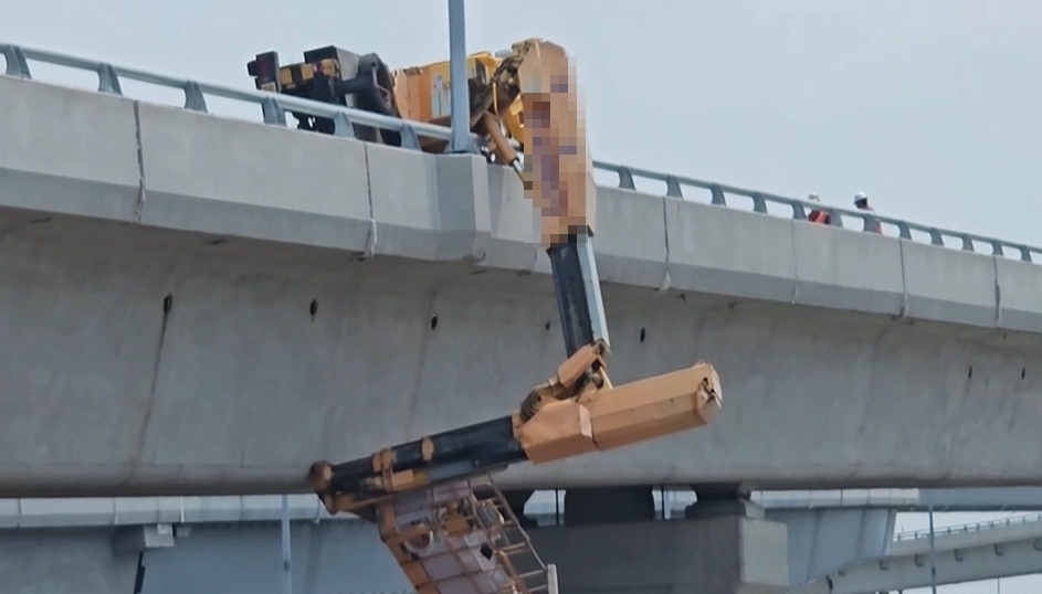 通車前出事!國1銜接台74匝道工程 橋梁檢測車傾斜翻覆壓傷兩移工