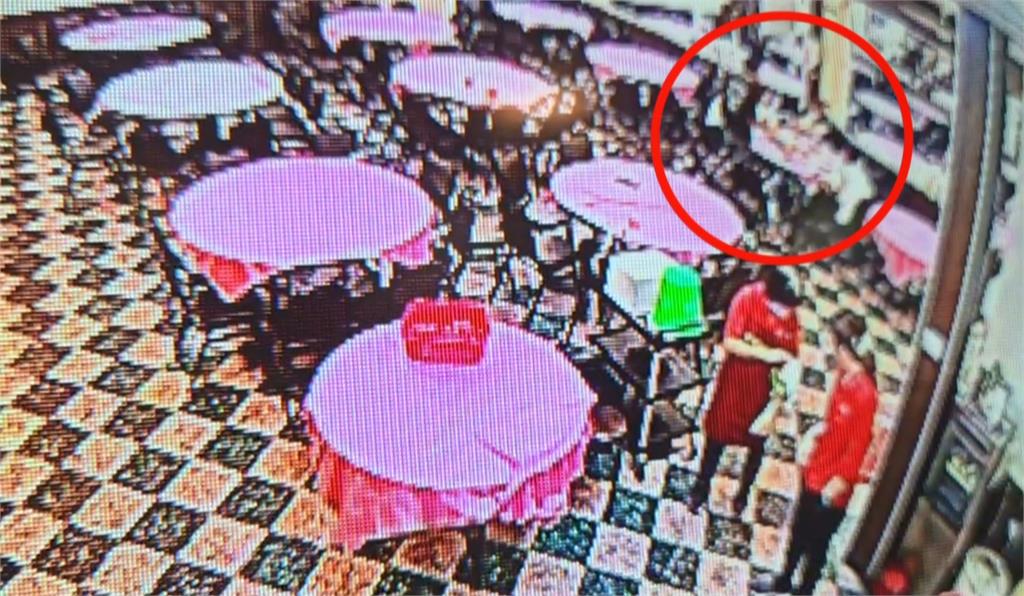 知名豬腳餐廳用餐慶父親節　民眾控趕客、.蛤蜊湯「現黑沙」