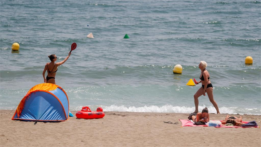 赤腳踩高溫47度沙地隔網激戰　2023沙灘網球賽大考驗