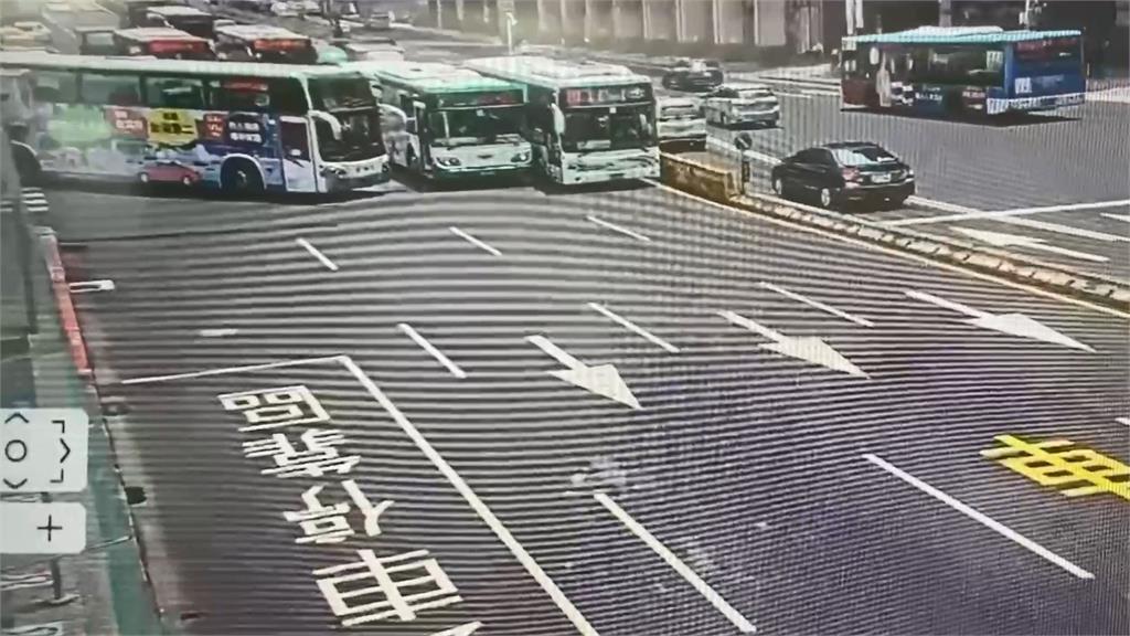 快新聞/交通一度大打結! 北車前「客運擦撞公車」畫面曝光