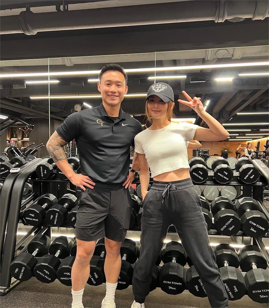 阿Sa蔡卓妍「閃婚小10歲健身教練」　甜曬喜訊：恭喜我嫁你，恭喜你娶我