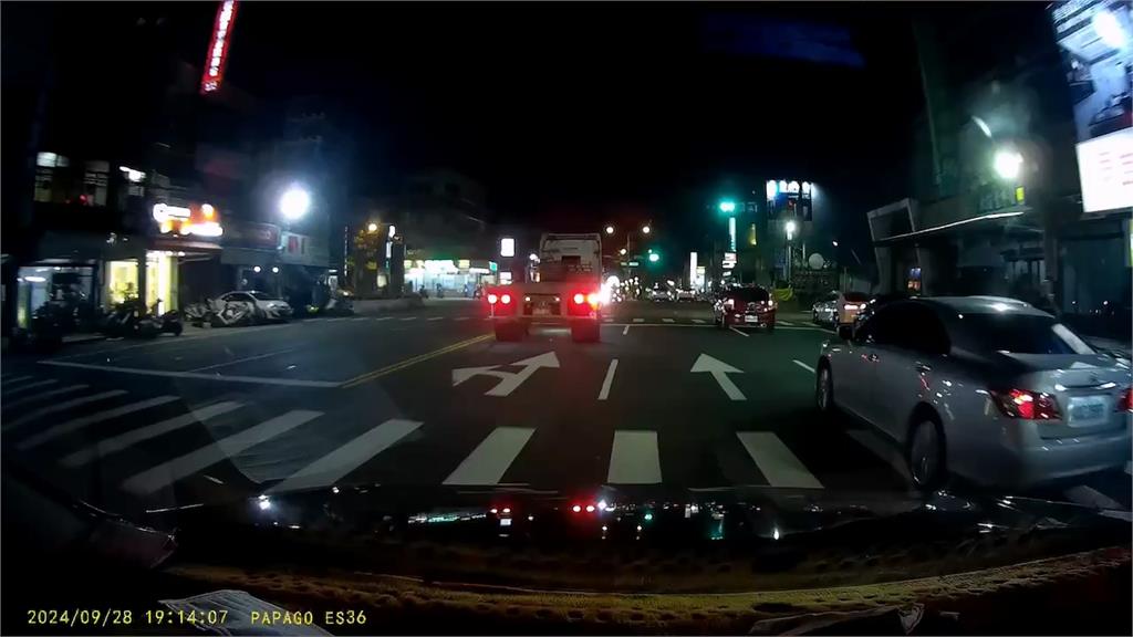 誇張!直行拖板車行駛內側左轉道 竟按喇叭狂逼左轉車