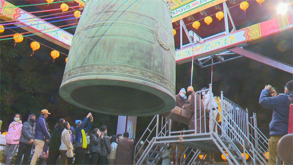 高雄元亨寺除夕夜敲鐘祈福　108響鐘聲祈求國泰民安