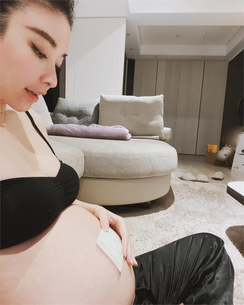 許維恩懷孕3個月「巨肚首曝光」！網瘋猜雙胞胎：怎可以這麼大