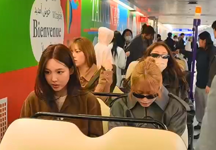 TWICE現身桃機！娜璉嘟嘴、Sana燦笑　#-#週五起連唱三天大巨蛋