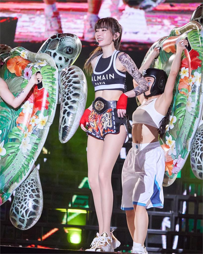 47歲你敢信!謝金燕變身最美拳王 大秀川字腹肌、110cm美腿