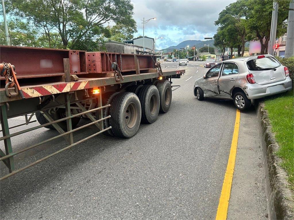 快新聞/過彎沒注意? 自小客碰撞曳引車「開上分隔島」 監視器畫面曝光