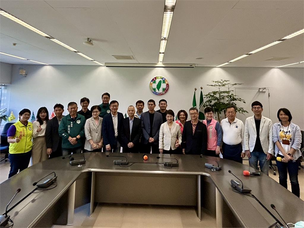 快新聞／綠台中議會黨團總召交接！盧秀燕到場觀禮　王立任正式交棒周永鴻