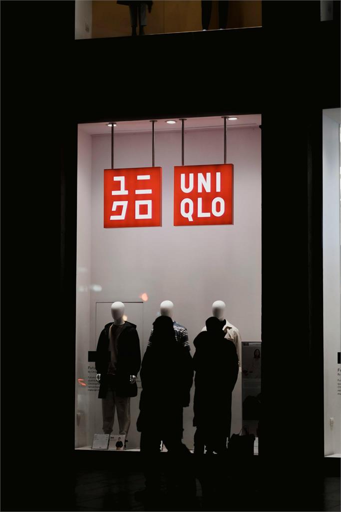 比老半天價格全一樣!親戚逛連鎖服飾「硬跑3店」…網怒揭「1事」:更崩潰