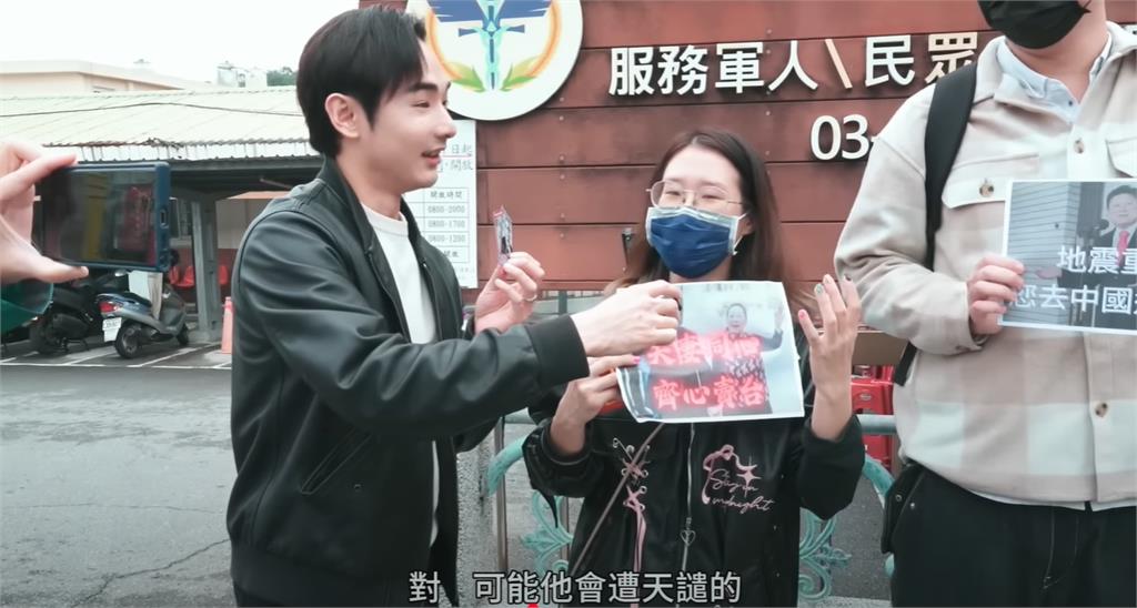 八炯正面對決國民黨總召!傅崐萁拒收「反共小卡」…他笑虧:收了會遭天譴