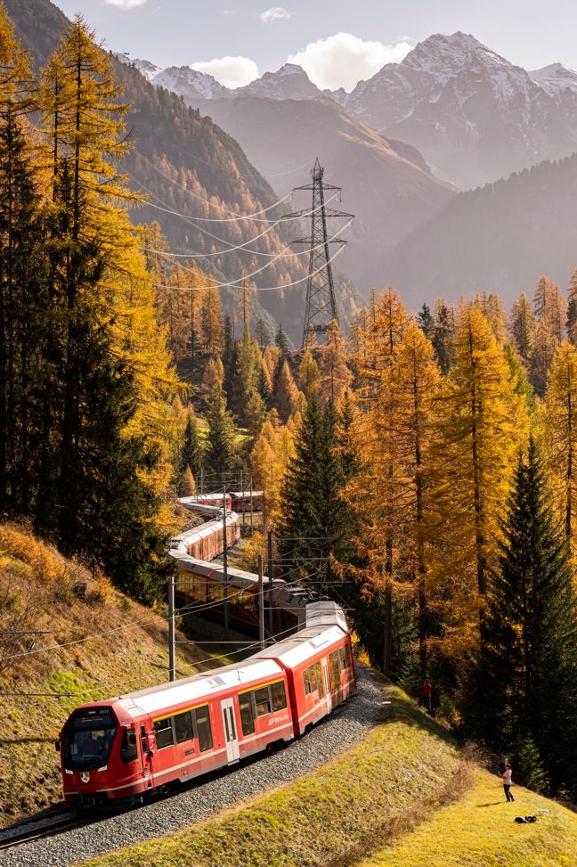 瑞士開通「全世界最長列車」百節車廂達1.9公里！歷史性首發畫面曝