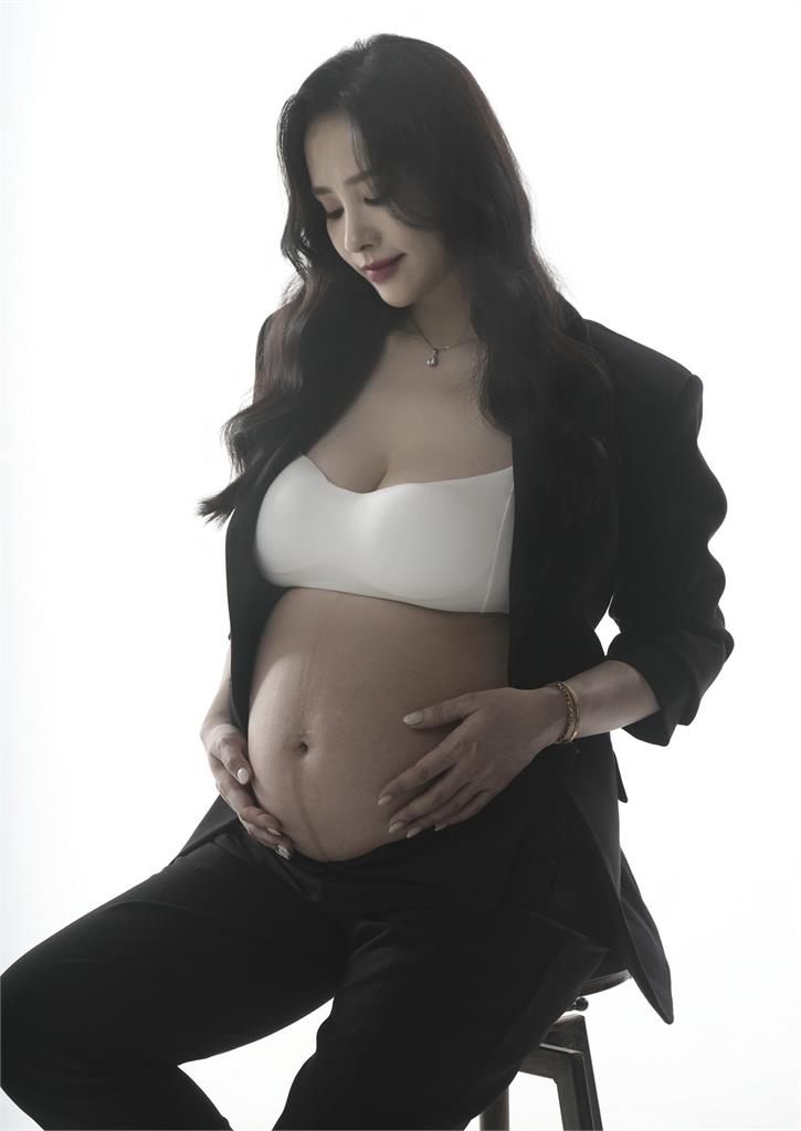 前FHM百大美女臉書消失1年多「突然更新」了!36歲這年成2寶媽