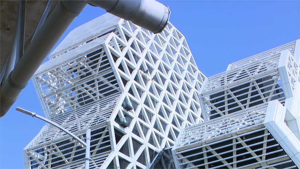 高流4週年洗澎澎！　外牆多名蜘蛛人吊掛執行清洗任務