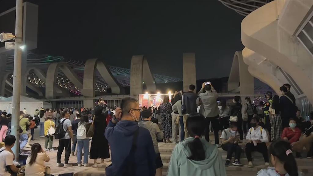 南韓天團BLACKPINK高雄開唱 散場人潮多到像跨年!