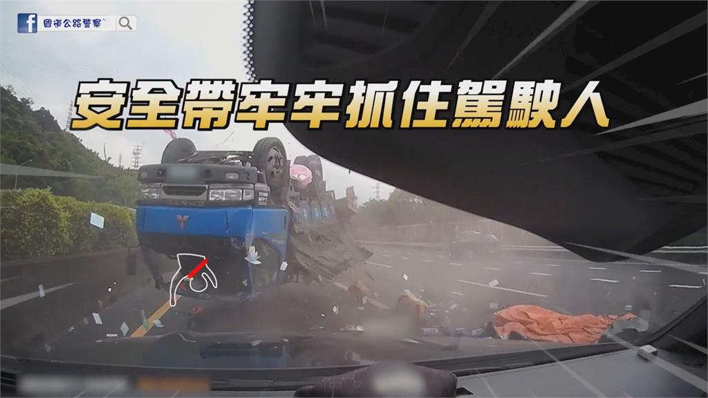 貨車遭撞空翻720度　駕駛「1舉動」驚險保命