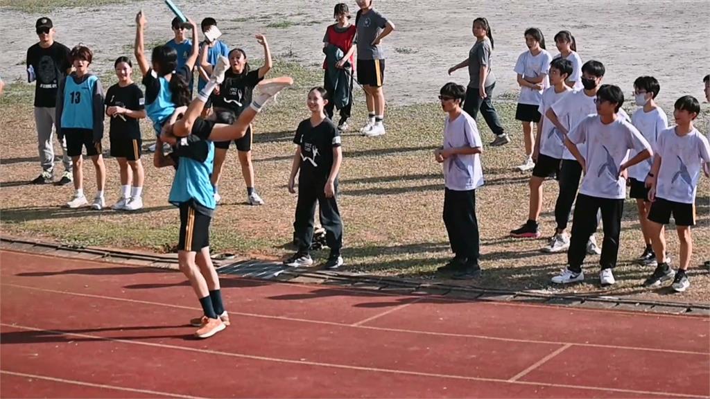 大隊接力「空翻」接棒　嘉義國中校慶舞蹈班超強