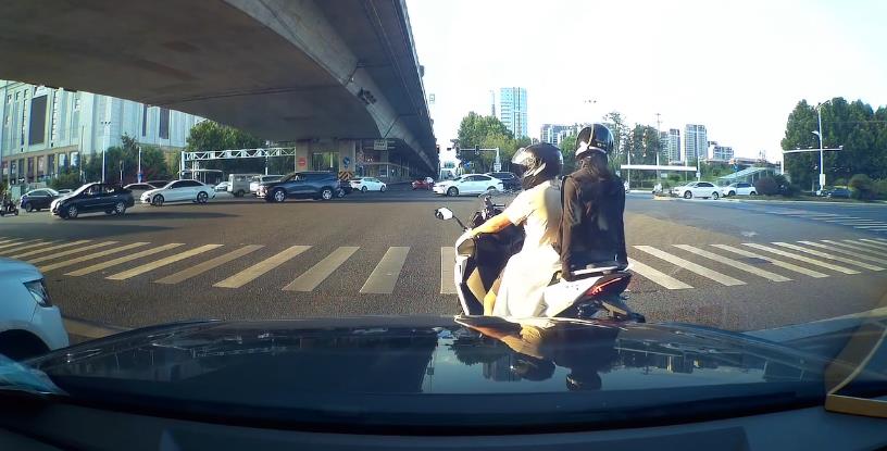 騎車男載妹「前後晃動」吃豆腐 她「秒跳車」影片曝網笑:看手就知關係