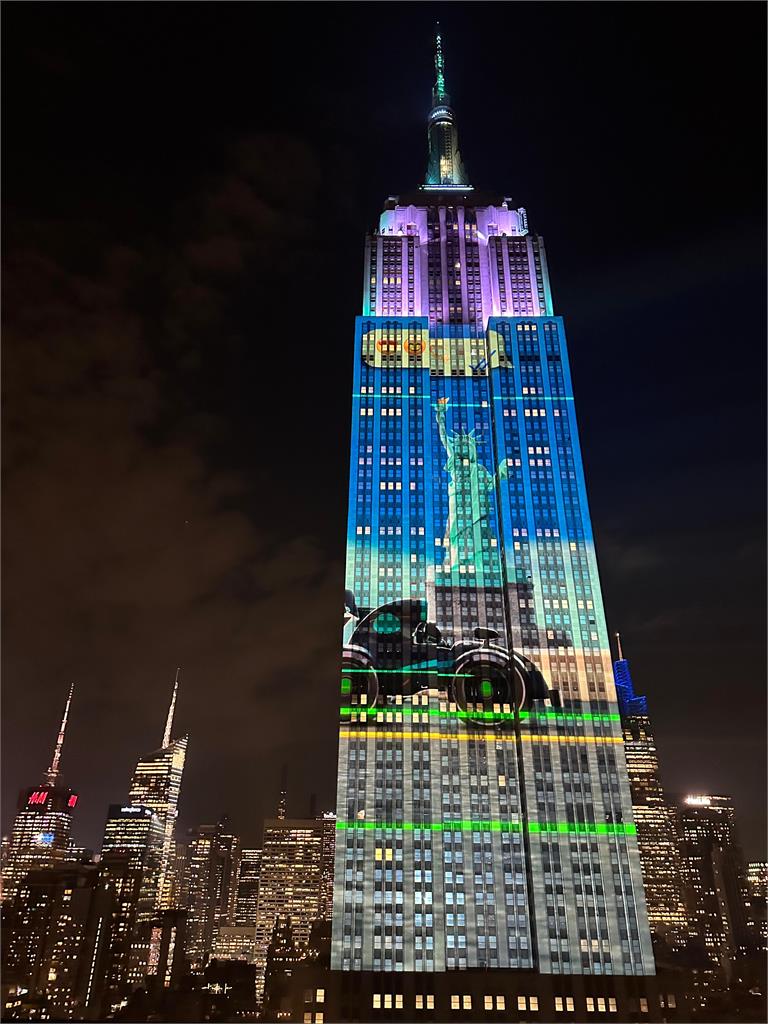 紐約帝國大廈巨幅F1光雕秀吸睛　車王漢米爾頓第五大道燒胎