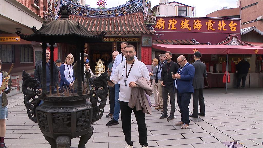 霞海城隍廟「海外業務」啟動！　日本女高中生畢旅也拜月老