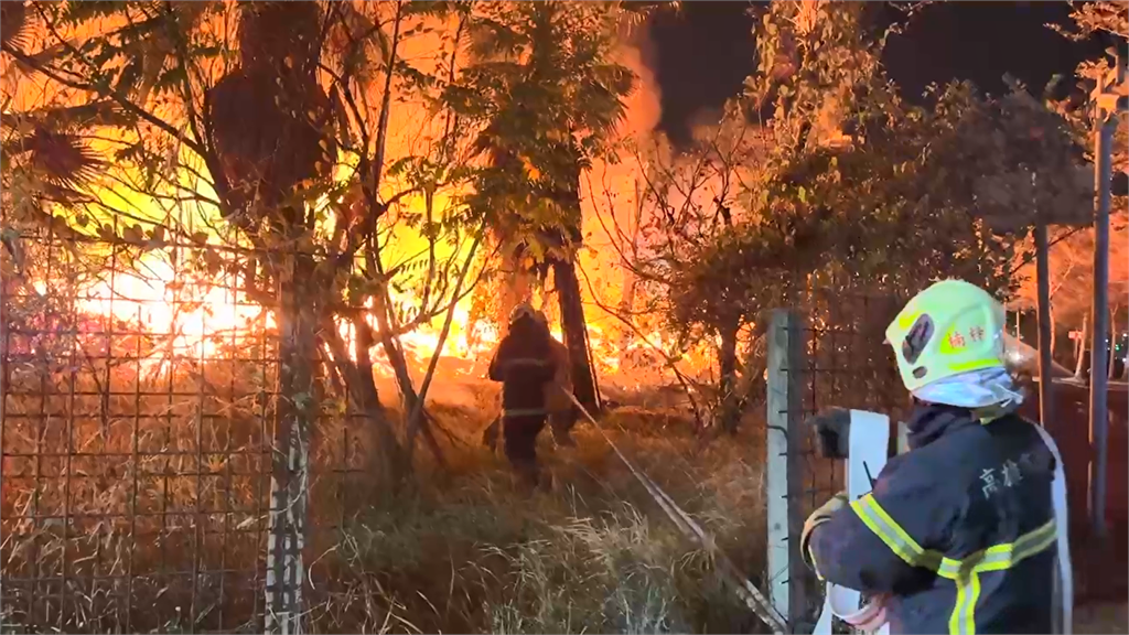 最新／新年不平靜！高雄新市鎮空地雜草起火　熊熊大火染紅夜空