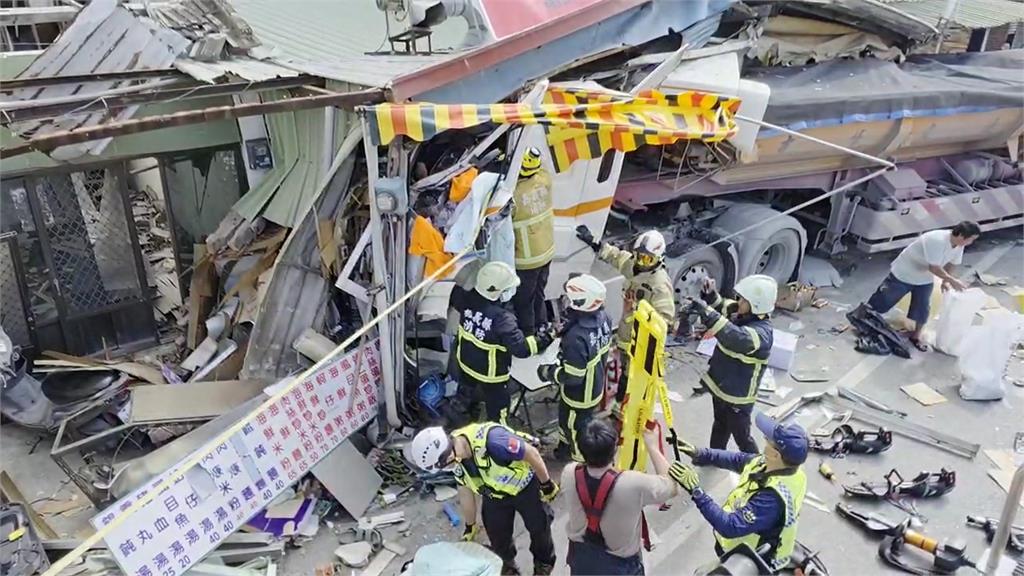 最新／驚悚畫面曝光！嘉義聯結車撞進早餐店　3人送醫