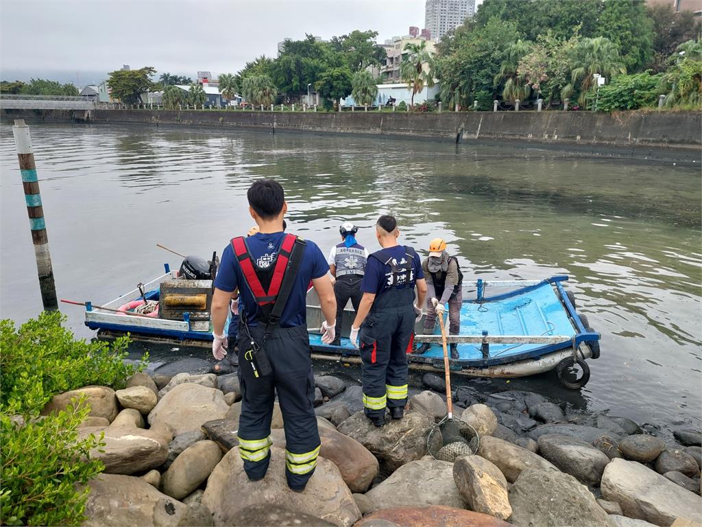快新聞/高雄68歲男撿鑰匙「滑落愛河」 雙腳陷泥受困