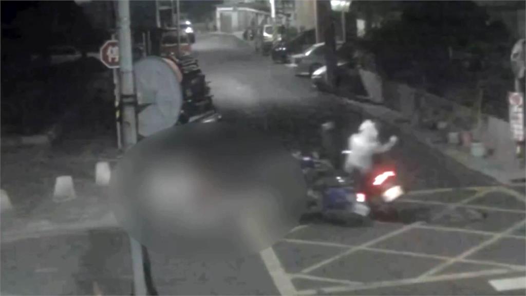 高雄無號誌小巷機車相撞起火！　43歲騎士受困遭燒死