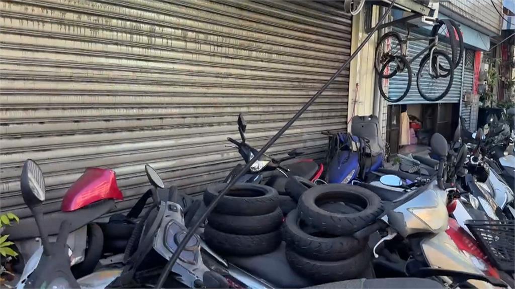 彰化砂石車「遮沙網」勾電線 扯斷電桿橫倒路中